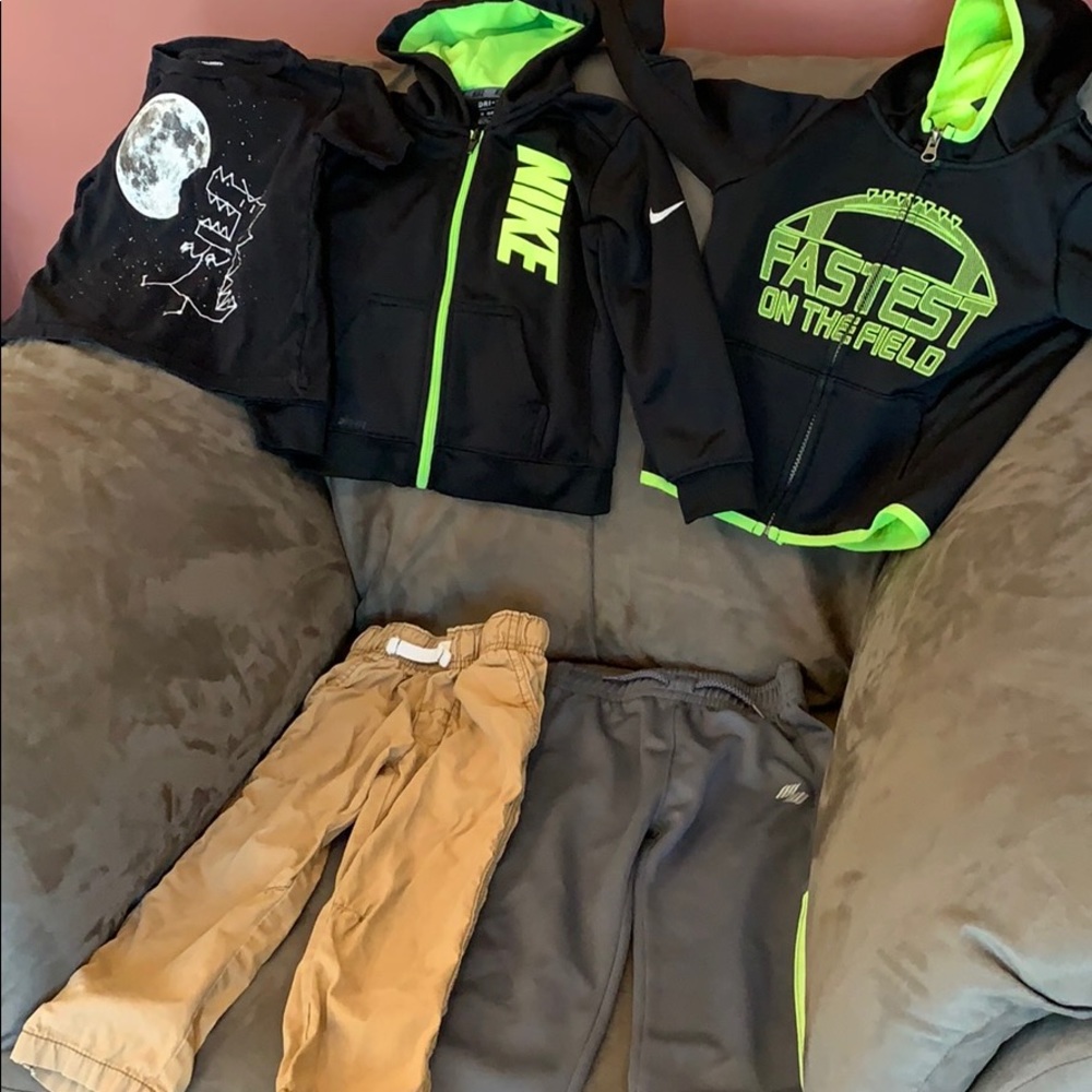 3T Boys Clothes. 2 sweatshirts. 2 pants. 1 Shirt